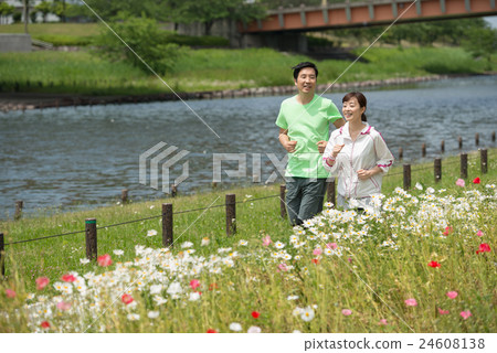 Middle couple image 24608138