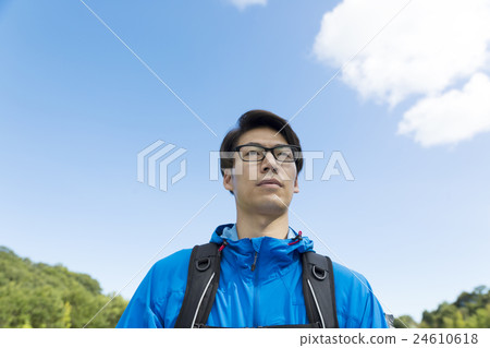 登山徒步旅行圖像藍天高山男性上半身查找疲勞疲勞 登山徒步旅行圖像藍天高山男性上半身查找疲勞疲勞 24610618
