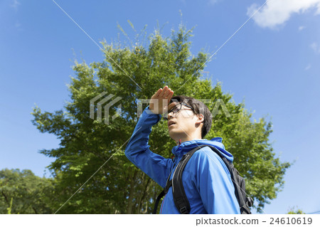 登山遷徙的圖像藍天山頂男性上身手保護太陽發出光線手疲勞 登山遷徙的圖像藍天山頂男性上身手保護太陽發出光線手疲勞 24610619