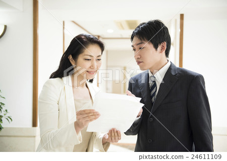 商人房地產銷售推銷員介紹豪宅經紀夫婦企業人業務場面 24611109