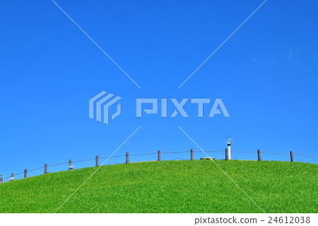 Blue sky and green lawn 24612038