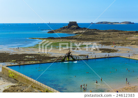 聖馬洛灣海灘和藍天法國城堡 聖馬洛灣海灘和藍天法國城堡 24612383