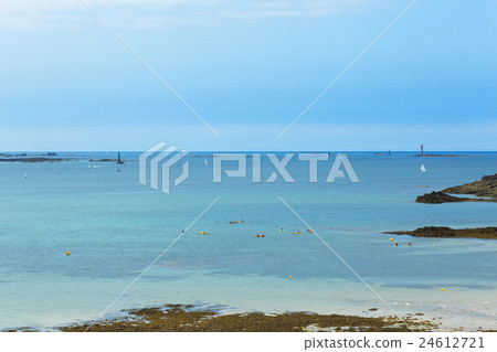 聖馬洛灣海灘和藍天法國城堡 聖馬洛灣海灘和藍天法國城堡 24612721