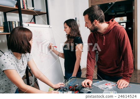 Wiring diagram drawing on whiteboard, teamwork Wiring diagram drawing on whiteboard, teamwork 24614524