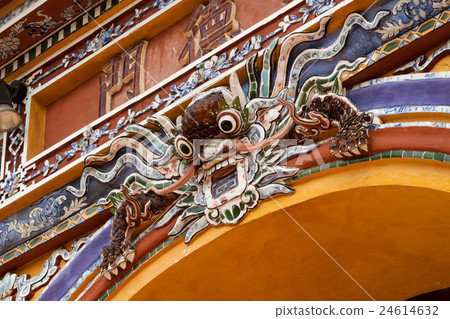 The decoration of the dragon adorned at the Akutokumono of the Nguyen Dynasty in Hue, Vietnam 24614632