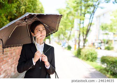一位來自一家年輕公司的女士，她使用遮陽傘 24614635