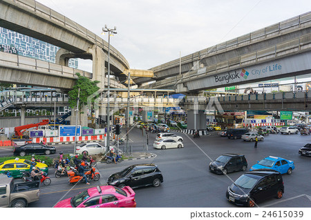 Busy traffic at Pathum Wan Intersection 24615039