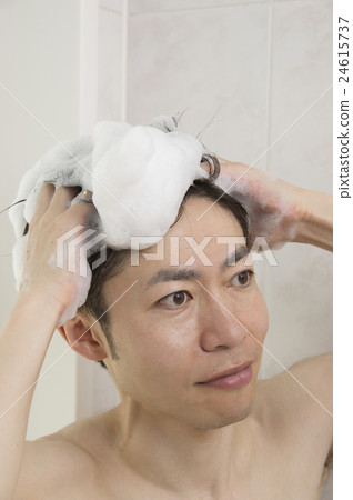 Men shampooing Men shampooing 24615737