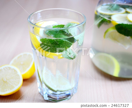 Fresh lemon drink Fresh lemon drink 24617327