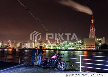 三重縣四日市港口工廠夜景複雜和粉紅色的摩托車 照片素材 圖片 圖庫 三重縣四日市港口工廠夜景複雜和粉紅色的摩托車 照片素材 圖片 圖庫