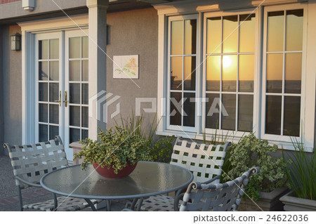 在赫莫薩海灘日落的日落在窗口裡反射了 24622036