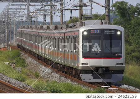Directly connected to Tobu Tojo Line, Tokyu Toyoko Line 4000 series 24622159
