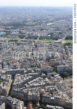 巴黎：阿曼隆德和塞納河的艾菲爾鐵塔的景色 24624032