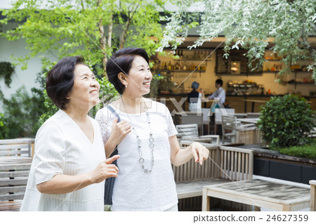 Senior women 2 outdoor photography cooperation: TENOHA DAIKANYAMA Senior women 2 outdoor photography cooperation: TENOHA DAIKANYAMA 24627359