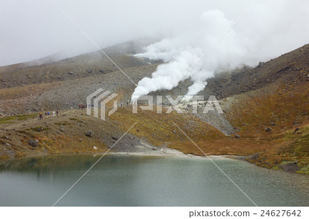 Crater to raise the plume and Kurami pond, Daisetsuyama Asahidake in autumn, Hokkaido 24627642