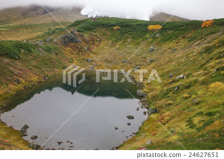 Mori bowl pond of autumn leaves, Daisetsuyama Asahidake, Hokkaido 24627651
