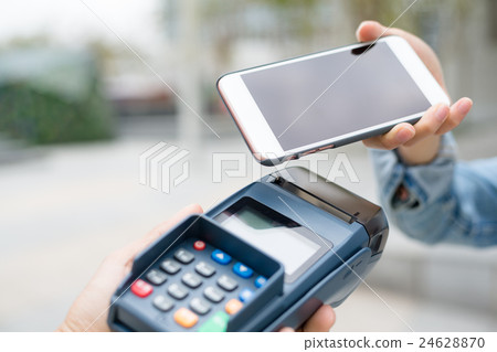 Woman pay on pos machine 24628870