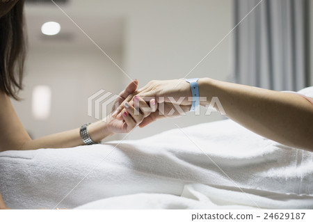 patient hand in hospital 24629187