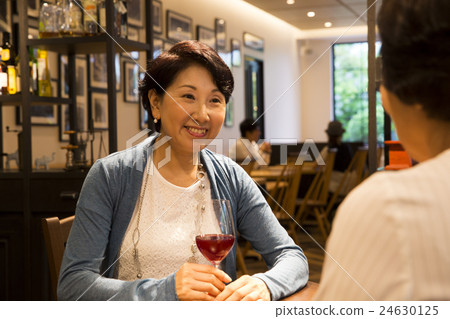 Two women shooting cooperation: TENOHA DAIKANYAMA 24630125