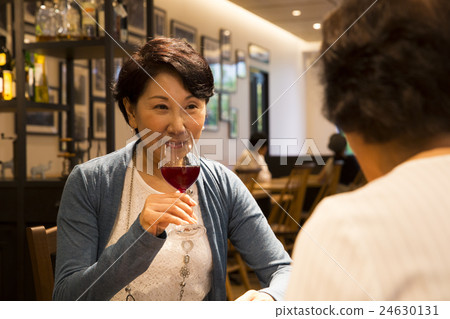 Two women shooting cooperation: TENOHA DAIKANYAMA 24630131