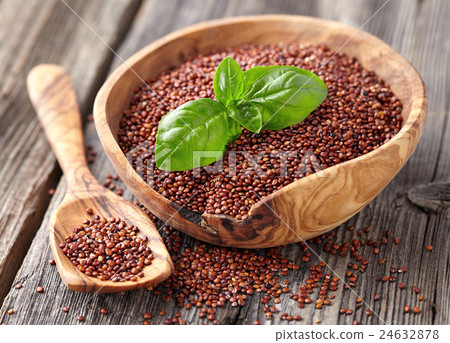 圖庫照片: quinoa seeds with basil leaves