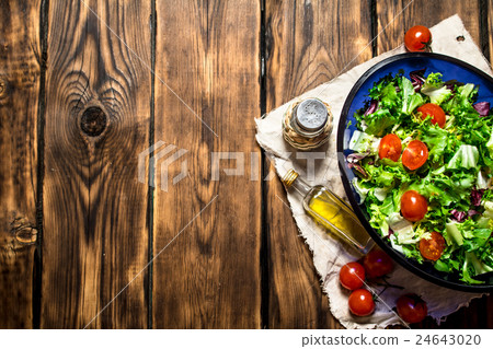 Salad with tomatoes and greens 24643020