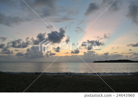 西表島，月亮是海灘海灘日落 24643960