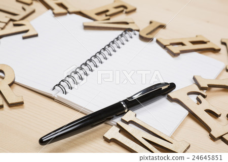筆和字母 筆和字母 24645851