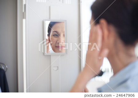 更衣室婦女 更衣室婦女 24647906