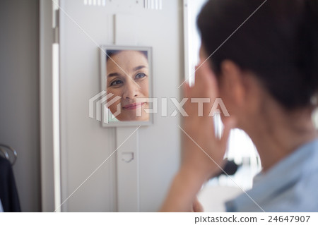 更衣室婦女 更衣室婦女 24647907