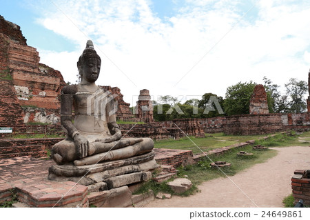 A statue of Ayutthaya Buddha statue of Wat Phra Mahathat 24649861