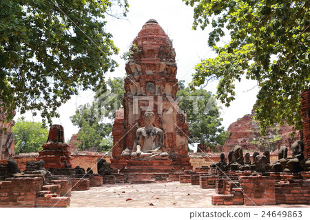 Statue of Ayutthaya remains Wat Phra Mahathat 24649863