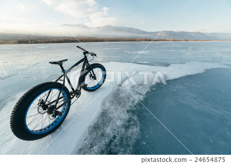 Fatbike. (fat bike or fat-tire bike) Fatbike. (fat bike or fat-tire bike) 24654875