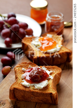 兩種蜂蜜果醬和奶油芝士粘烤麵包 24655265