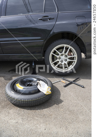 準備更換緊急輪胎 24657850