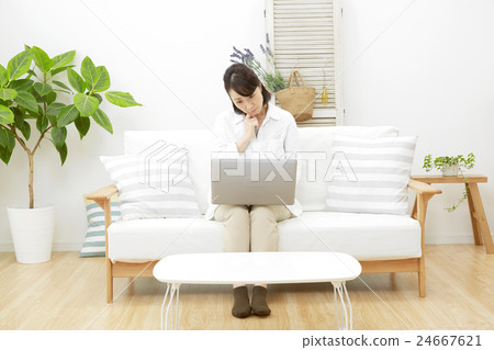 Middle-aged female Middle-aged female 24667621