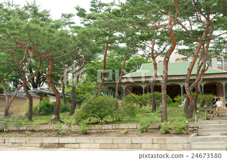 Deoksugung Palace in Seoul with trees Deoksugung Palace in Seoul with trees 24673580