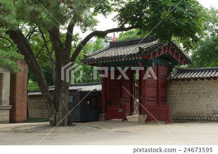 Deoksugung Palace in Seoul Deoksugung Palace in Seoul 24673595