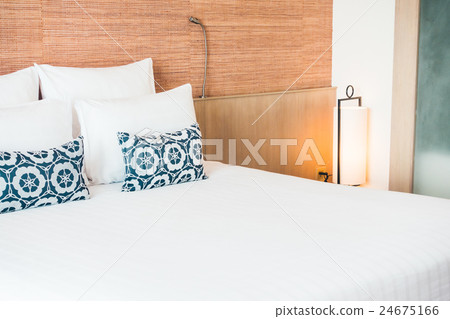 White pillow White pillow 24675166