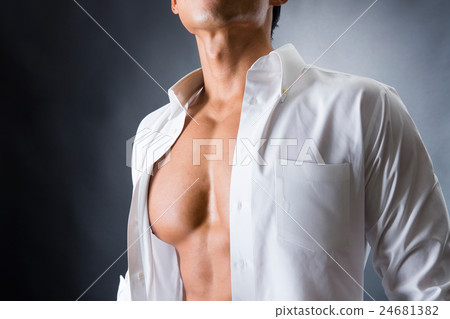 一個男人在腹部肌肉破碎 24681382