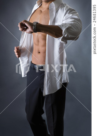 一個男人在腹部肌肉破碎 24681395