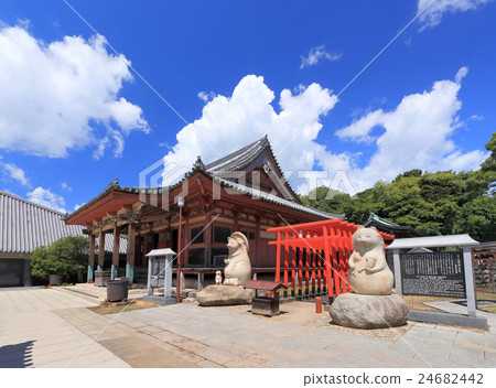 四國佛教徒84號Tigerhouse Yajima Temple Hondo和Minesyama Daimyojin（日本的三隻浣熊浣熊，四國浣熊Tatamiro Tanuki的一般統治者） 24682442