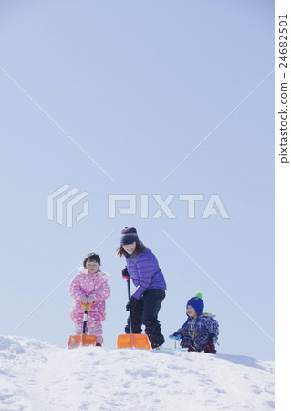 Snow pack parent and child girl boys Snow pack parent and child girl boys 24682501