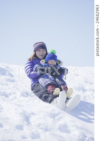 Snow fight parent and child boy Snow fight parent and child boy 24682963