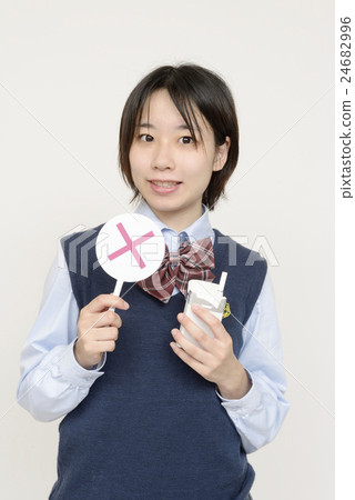 女孩高中生交叉堅持捲菸 24682996