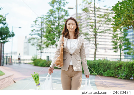 在回家的路上的女商人從購物 24683484