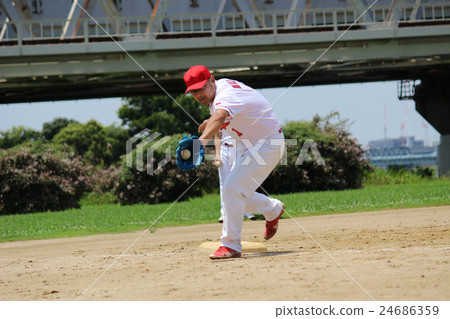 Defensive practice knock at grass baseball 24686359