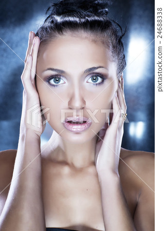 Portrait of a beautiful woman Portrait of a beautiful woman 24688338