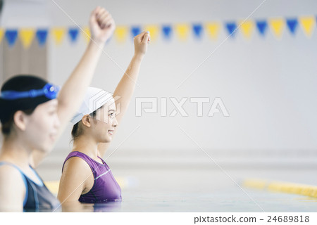 在健身健身房鍛煉的婦女 24689818