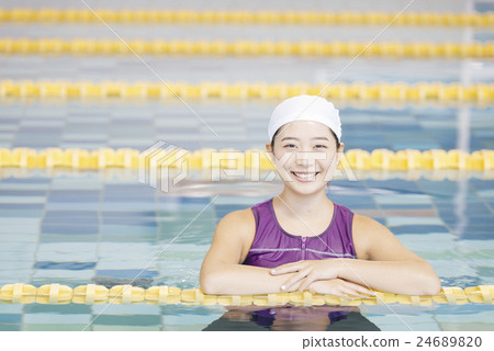 在健身健身房鍛煉的婦女 在健身健身房鍛煉的婦女 24689820